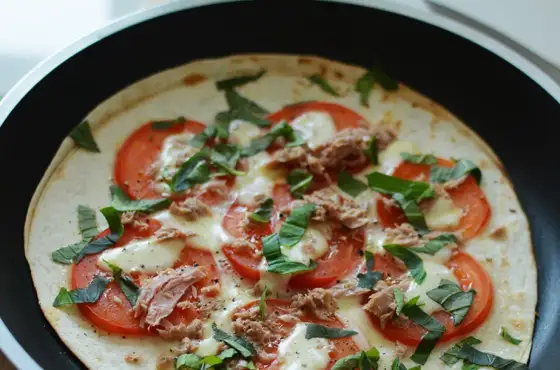 Pizza z tortilli fit - jak zrobić ją chrupiącą?