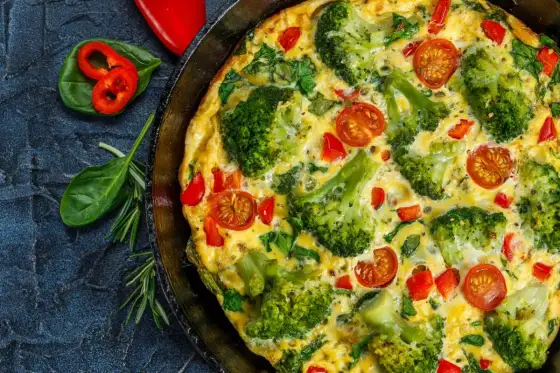 Puszysty omlet z warzywami - prosty przepis fit